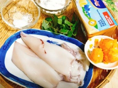 Mực ống tươi mua về đem sơ chế cho sạch sẽ sau đó thái mực thành những khoanh tròn vừa ăn. Đun nóng nhiều dầu ăn trong chảo sâu lòng. Trộn đều mực với bột mì, bột tỏi cho áo đều rồi cho vào chảo chiên chín vàng giòn thì vớt ra để ráo dầu.