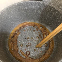 Tiếp đến đi thắng nước màu (caramel): Cho 2 muỗng canh đường vào nồi sẽ dùng để ướp thịt luôn nha. Cho nồi đường lên bếp, đun lên đến khi đường nóng chảy chuyển qua màu nâu cánh gián, nhanh tay cho đổ vào nồi 150ml nước lọc (khoảng 1/2 chén nước chấm. Đổ thịt vào nồi nước màu để bắt đầu ướp nha.