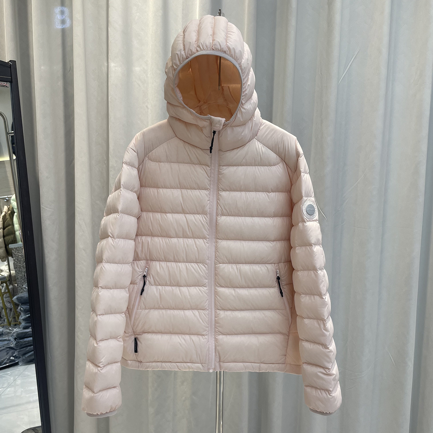 Lightweight down jacket with hood, filled with white duck down