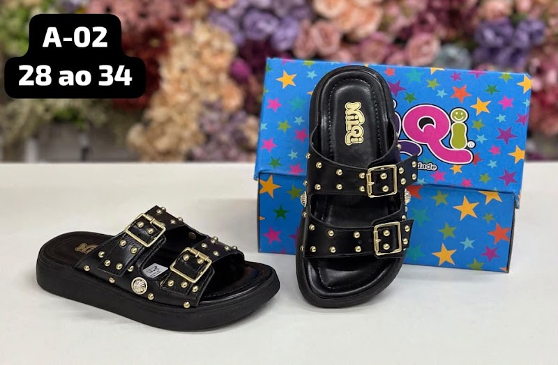 Sandalia slide con tachas y hebillas