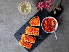 Thưởng thức ngay thôi nào. Bánh mì nướng sốt cà chua Bruschetta là món ăn đơn giản mà ngon. Thời gian chế biến chưa đầy 15 phút, thích hợp cho những bạn hay bận rộn công việc.