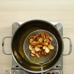 Để dầu nóng già, cho 50gr tỏi cắt lát mỏng vào phi vàng trước. Khi tỏi chuyển sang màu vàng thì vớt ra, không nên để quá lửa tỏi sẽ bị cháy cạnh khi ăn sẽ bị đắng. Vớt tỏi phi để ra khăn thấm dầu.