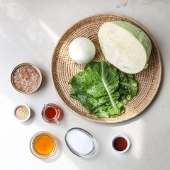 Khui hộp cá ngừ, lược qua rây để loại bỏ nước thừa trong cá ngừ. Hành tây bóc sạch vỏ, thái nhỏ hạt lựu. Cải xà lách rửa sạch. Bắp cải cắt lấy từ lá, bỏ bớt gân lá, đem hấp chín rồi để riêng.