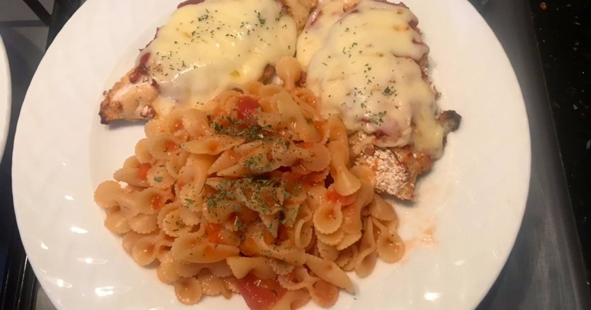 Ức gà nướng ăn với macaroni