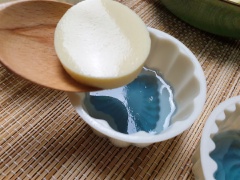 Nấu sôi hỗn hợp 5' thì thêm 1 muỗng canh nước cốt hoa đậu biếc vào. Nhẹ nhàng đổ vào 1/3 khuôn rau câu, đợi đông mặt, thêm nhân phô mai lên trên.