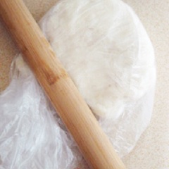 Luộc chín khoai, bỏ vỏ và cán nhuyễn.