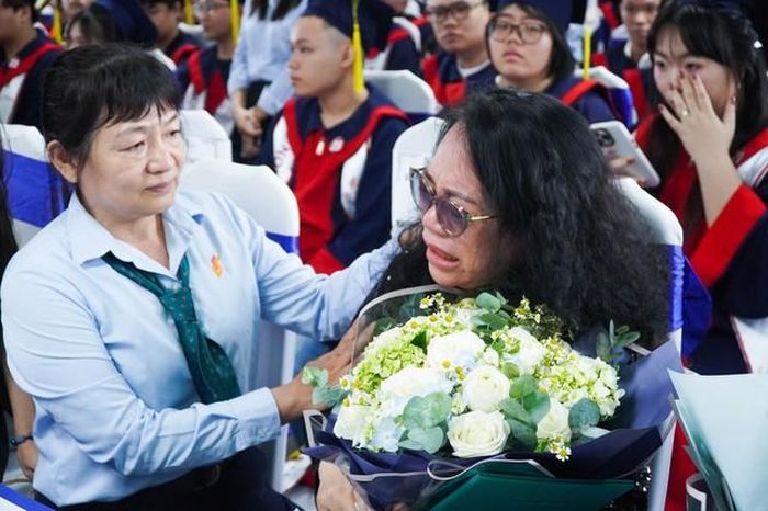 Lên nhận bằng thay trong lễ tốt nghiệp, phụ huynh bật khóc vì quá nhớ con - Báo Người Lao Động