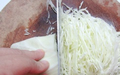 Bắp cải, bắp cải tím cắt mỏng, rửa sạch. Hành tây bóc vỏ, cắt mỏng, ngâm trong nước lạnh.