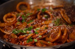 Cuối cùng, cho mực vào xào khoảng 3 phút cho chín, sau đó rắc hành lá và mè trắng lên trên là xong. Cùng thưởng thức thôi.