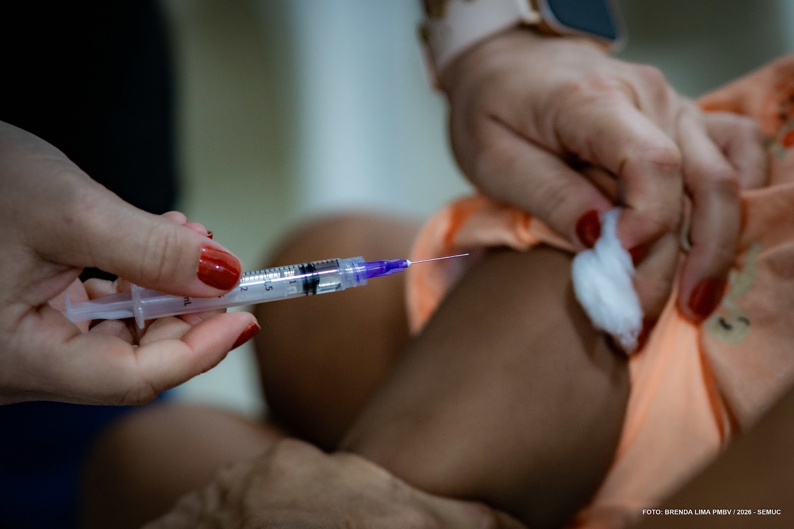 Beneficiários aguardam atendimento em unidade do CRAS para atualização de dados do Bolsa Família