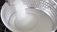 Cho 350ml nước cốt dừa, đường 90gr, ½ muỗng cà phê muối vào cái xoong, quấy đều trên bếp đến khi đường tan (không cần sôi), khi xôi còn ấm nóng, đổ hỗn hợp vào xôi, trộn đều, bao giấy wrap ủ xôi trong 30-40 phút (Ban đầu xôi hơi ướt nhưng sau 15-20 phút từng hạt xôi hấp thụ nước cốt dừa nên các bạn sẽ thấy sự khác biệt).