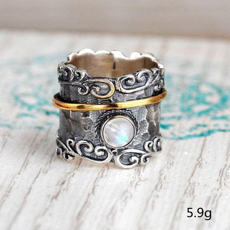 Ring mit Mondstein-Verzierung