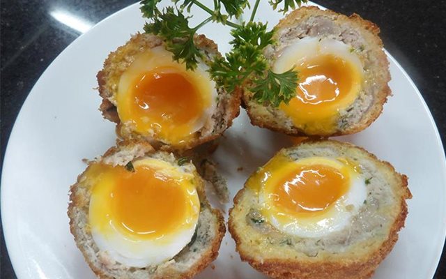 Thịt Bọc Trứng Hồng Đào Chiên Xù