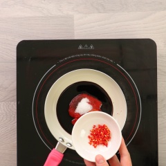 Làm nước sốt: Bắc chảo nóng, cho vào 2 muỗng canh nước tương, 1 muỗng canh đường, 1/2 muỗng canh ớt băm, 1 muỗng canh tương ớt, 1 muỗng canh ớt sa tế. Khuấy đều đến khi sôi sốt sệt lại thì tắt bếp.