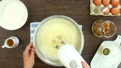 Đập 2 quả trứng gà vào một thau lớn và rây 120gr đường vào thau này. Đun sôi chút nước trong một chiếc nồi nhỏ. Khi nước sôi thì vặn lửa nhỏ, đặt âu đựng trứng lên miệng nồi. Quấy liên tục trong 1-2 phút. Khi trứng hơi ấm, khoảng 35 - 40 độ C thì nhấc thau ra khỏi nồi. Đánh trứng ở tốc độ thấp trong 1 phút rồi tăng dần tốc độ, đánh đến khi bọt khí thu nhỏ và mất dần, hỗn hợp bông đặc mịn thì giảm xuống tốc độ vừa – nhỏ, đánh thêm 2 – 3 phút. Trứng đánh đủ bông, bọt khí đều sẽ cho bánh xốp hơn.
