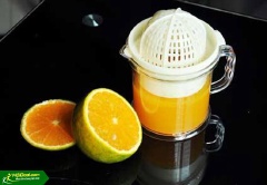 Cam cắt đôi theo chiều ngang rồi vắt lấy nước lọc qua rây để loại bỏ lợn cợn.