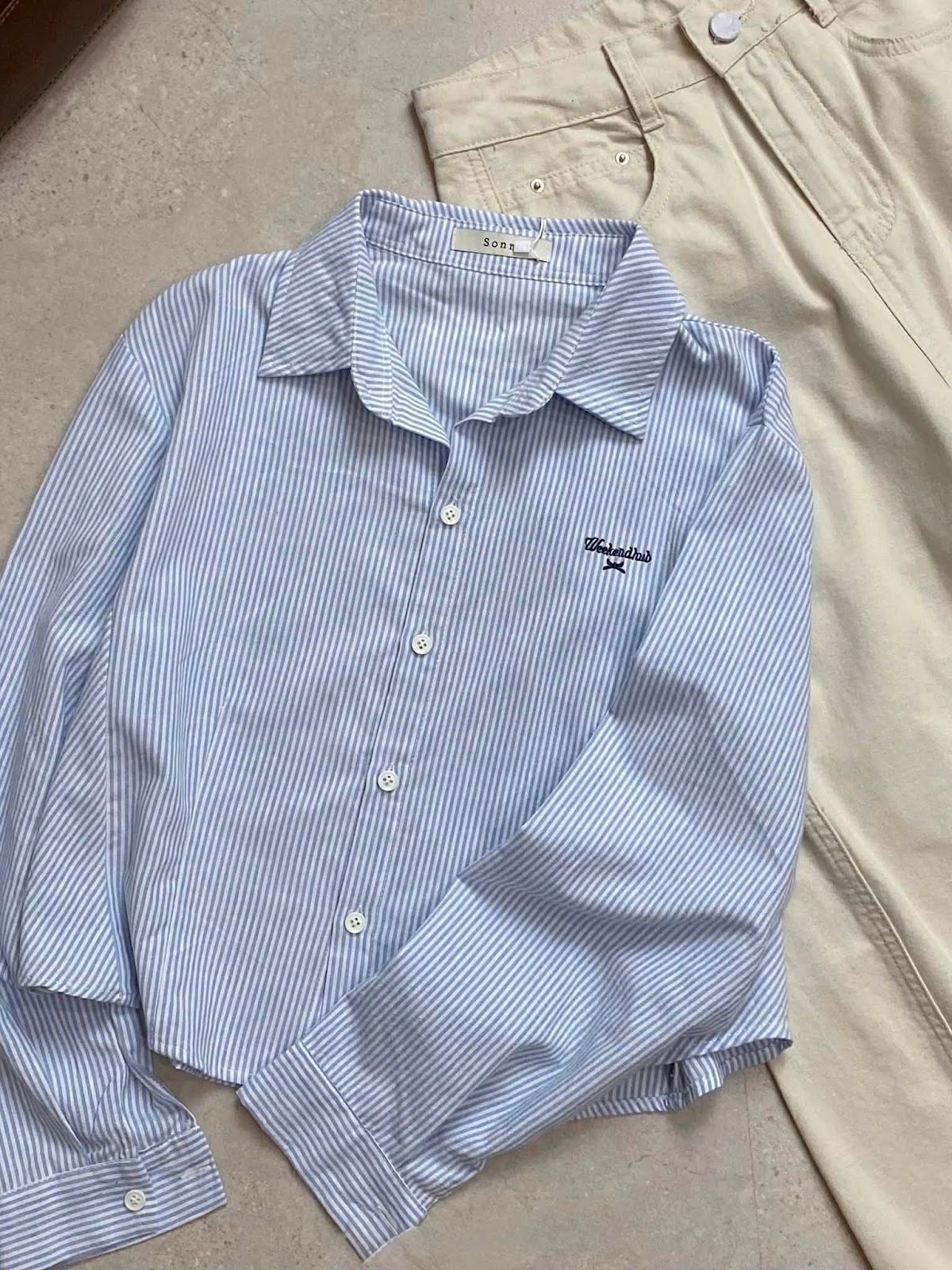 Áo sơ mi croptop dài tay sọc thêu chữ weekendhoub XONXEN SHOP A800