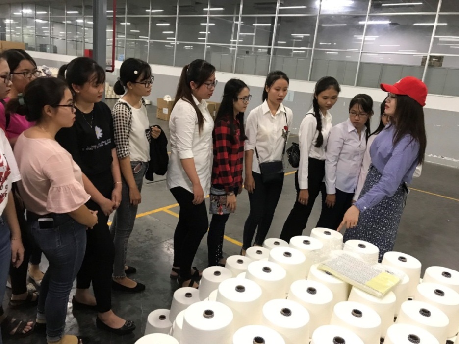 Tham quan thực tế tại doanh nghiệp là một trong những hoạt động thu hút sự quan tâm của sinh viên