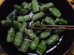 Đặt chảo lên bếp, cho dầu ăn vào chảo, không nên cho nhiều vì khi chiên thịt còn chảy thêm mỡ ra. Dầu ăn nóng, cho chả cuốn lá xương sông vào chiên. Để nhỏ lửa, chiên chín đều hai mặt.
