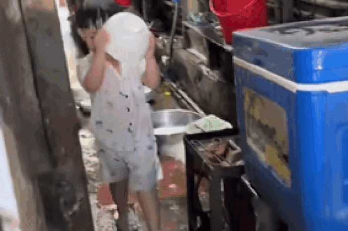Vừa bưng chồng bát vừa tự tin nói 4 từ, bé trai gặp cái kết khiến dân tình phì cười - Tạp chí SaoStar