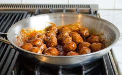 Trong lúc chờ thịt nướng, chuẩn bị nước sốt. Cho 100g sốt cà chua, 100g đường nâu, 2 muỗng nước, 1 muỗng giấm, 2 muỗng sốt Worcestershire, 1 muỗng hành tím băm, 1 muỗng tỏi băm, tiêu, muối vào chảo khuấy đều. Đặt lên bếp nấu sôi khoảng 10 phút, sau khi thịt nướng chín thì lấy ra cho vào chảo sốt, đảo đều cho sốt bọc hoàn toàn viên thịt, tắt bếp là xong nha. Dùng xiên que xiên thành từng viên cho ra dĩa rồi rưới nước sốt lên là có thể thưởng thức.