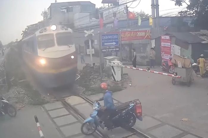 Khoảnh khắc xe máy vụt qua đường ray - Tạp chí Tri thức