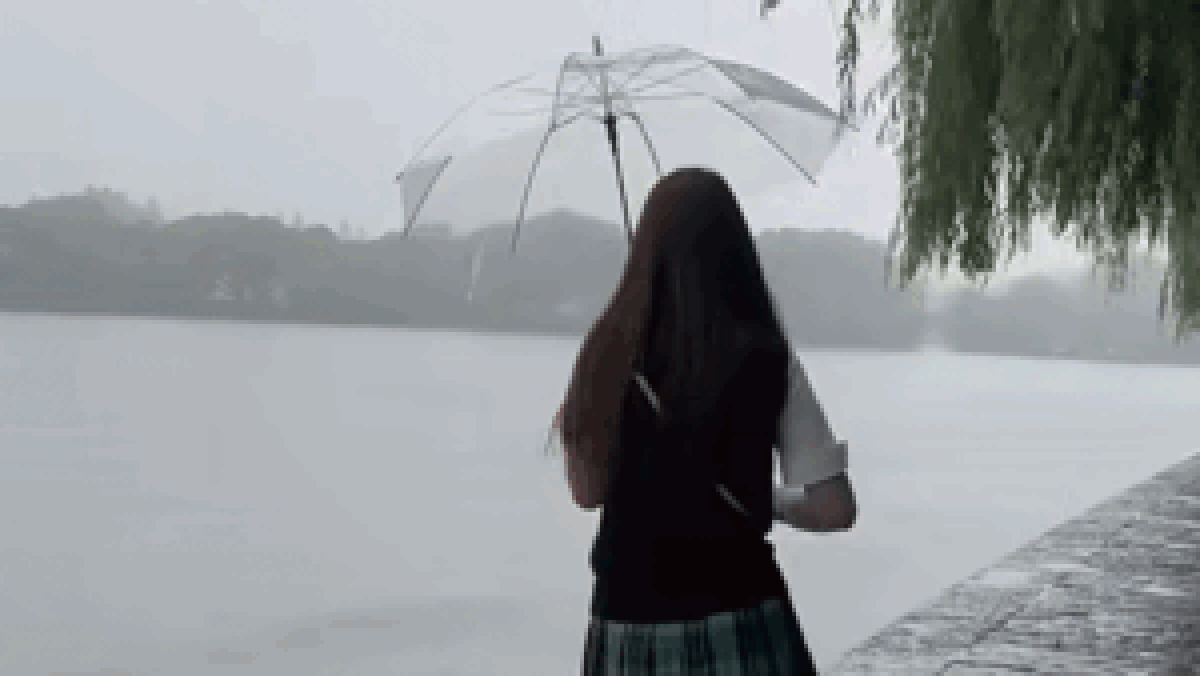 Nhờ bạn quay clip đi dưới mưa, cô gái phải 'trả giá quá đắt' - Tạp chí SaoStar