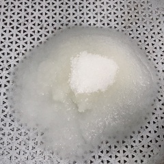 Vớt ra rổ hoặc dĩa, bắc 1/2 chén nước và 200gr đường trắng đun cho sủi bọt. Bỏ khoai lang đã chiên vào đảo đều, vặn lửa nhỏ cho đến khi khô đường trắng là được.