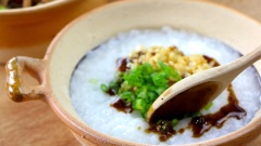 Vậy là món cháo ếch Singapore đã hoàn thành rồi. Múc cháo ra tô, rắc lên hành lá cắt nhỏ và hành phi. Thêm vài miếng đầu hành lên nồi cháo ếch để cho màu sắc bắt mắt hơn, đầu hành kết hợp với cháo ếch sẽ rất ngon. Rưới nước sốt lên cháo, gắp một miếng ếch và bắt đầu thưởng thức thôi. Thịt ếch dai ngon đậm đà gia vị với nước sốt Singapore cay nồng sẽ khiến bạn hít hà mãi không thôi. Vậy là sau này bạn sẽ không cần phải suy nghĩ ếch làm gì ngon hay ếch nấu gì ngon nữa rồi nhé. Cứ thế này mà triển thôi.