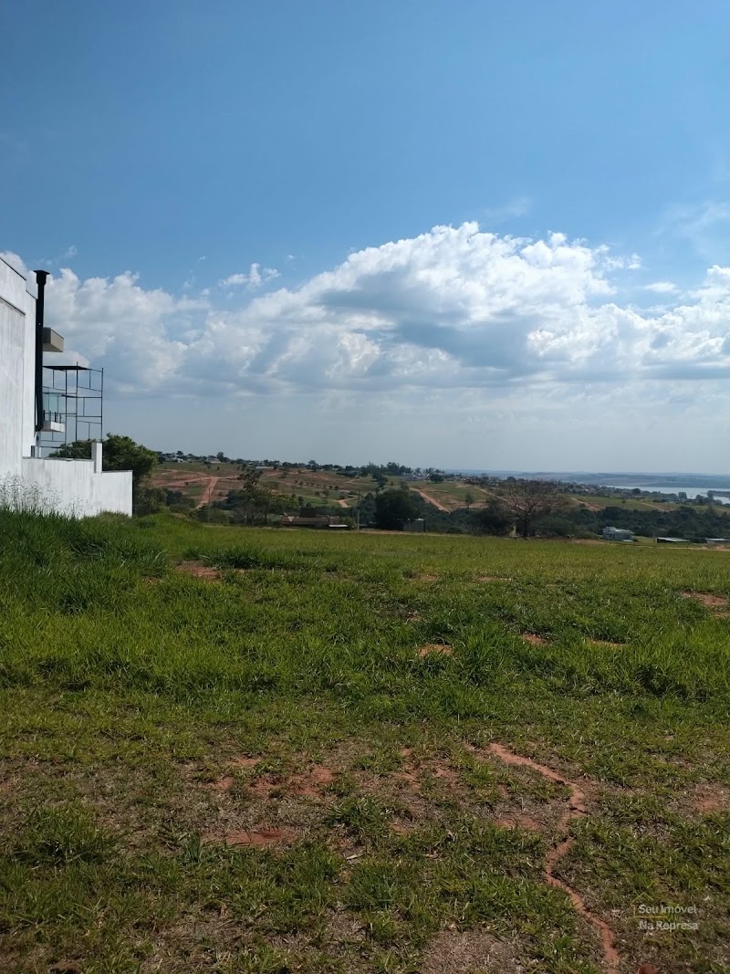 Lote no asfalto com vista