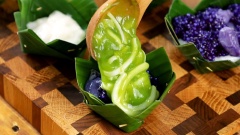 Để nguội các phần bánh vừa làm sau đó cho vào chén làm bằng lá chuối có thể trộn các loại bánh khác nhau với nhau sẽ đa dạng hơn về hương vị và bắt mắt hơn trong màu sắc món ăn. Cho phần trứng sợi lên trên bánh.