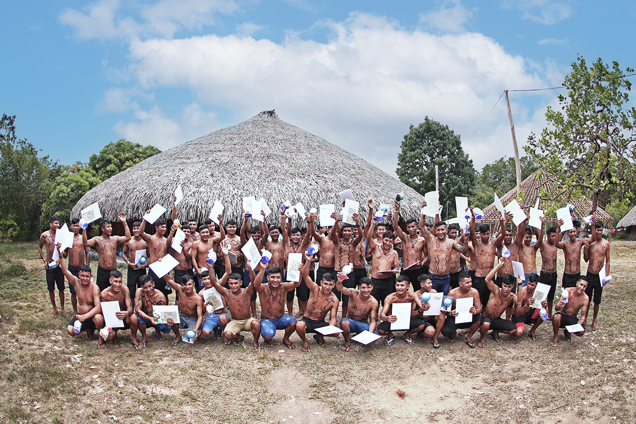 Professores da UFRR e lideranças indígenas Waimiri Atroari durante formatura da EJA no território em Rorainópolis.