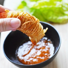 Tôm thường được chế biến thành nhiều món khai vị rất hấp dẫn: tôm sốt me, tôm chiên cốm.... Thêm một ý tưởng hay để chế biến tôm thành một món khai vị vừa đẹp mắt vừa ngon miệng: tôm cuộn mì chiên giòn. Món ăn tuy dễ thực hiện nhưng mang lại hình thức thật đẹp. Con tôm được cuộn trong những lọn mì vàng óng, đem chiên giòn lên trông đẹp mắt như những cuộn tơ. Món tôm cuộn mì chiên giòn này ăn kèm với tương ớt hoặc nước sốt chua ngọt rất ngon!