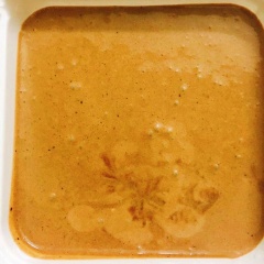 Cho sữa đặc, bột ca cao, chocolate đã nung chảy(đã nguội) vào kem whipping, nhẹ nhàng trộn đều đến khi hỗn hợp thật mịn. Cho kem vào một chiếc hộp và dàn mặt kem mịn rồi cho vào ngăn đá khoảng 4 tiếng là dùng được rồi nhé.