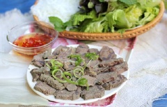 Vớt bắp bò luộc gừng sả ra khỏi nồi, để nguội. Sau đó cắt bỏ sợi dây buộc thịt bắp bò, cắt thành những lát mỏng vừa ăn. Bạn cần chuẩn bị thêm một chén nước mắm chua cay mặn ngọt để chấm cùng thịt bắp bò cho đậm đà ngon miệng hơn nhé. Bên cạnh đó, thịt bắp bò luộc gừng sả ăn kèm dưa leo, thơm cùng các loại rau sống sẽ rất ngon và dinh dưỡng đấy.