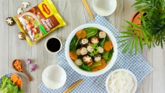 Món canh thơm ngon này có đầy đủ chất đạm, chất xơ, chất béo từ các loại nguyên liệu. Ngoài ra, màu sắc bắt mắt và hương vị sực nức từ gừng kích thích thị giác lẫn khướu giác của thực khách, khiến ai dù là khó tính nhất cũng không thể chối từ.