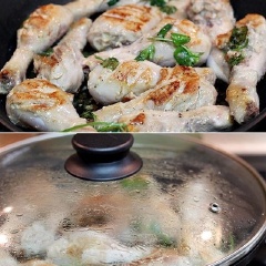 Làm nóng dầu trên chảo, cho đùi gà vào chiên đến khi thịt chín vàng. Chiên lửa vừa và nhỏ, khi chiên đậy nắp vặn nhỏ lửa cho đùi gà chín dần đến bên trong rồi mở nắp vặn lửa to hơn để thịt gà vàng mặt thì lật chiên mặt còn lại.