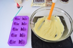 Chocolate trắng cắt nhỏ rồi đun cách thủy cho nóng chảy.