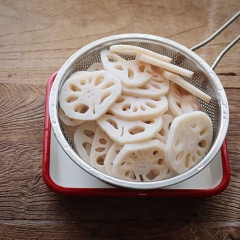 Trong thố lớn, hòa tan 1/2 muỗng canh muối, 1 muỗng canh giấm với nhiều nước sau cho khi đổ củ sen vào ngâm thì vừa ngập xâm xấp mặt. Ngâm củ sen khoảng 20 phút rồi vớt ra, xả qua nước lạnh.