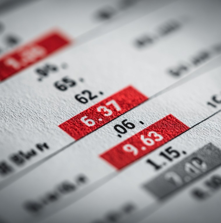 혈당 검사 결과를 확대해서 보는 장면