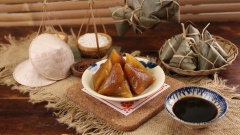 Thành phẩm: Bánh tro chín tạo thành khối, vàng óng, có độ trong như thạch. Cắn một miếng sẽ thấy vỏ bánh dẻo và cảm nhận vị ngọt bùi từ nhân đậu. Bạn có thể chấm cùng mật mía để tăng vị ngọt của bánh.