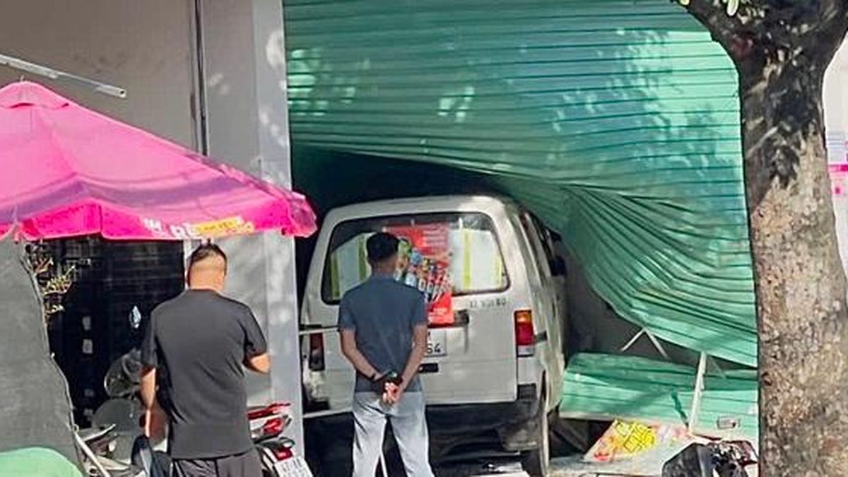 Vụ xe van tông cửa cuốn siêu thị mini ở TPHCM: Không có thiệt hại nghiêm trọng - Báo Người Lao Động