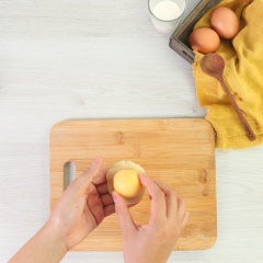 Chia phần vỏ thành từng viên 15gr. Sau đó bọc phần nhân lại, vo tròn. Lăn bánh qua bột mì rồi bỏ vào khuôn 50gr nhấn bánh. Để đông bánh khoảng 2 tiếng.