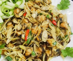 Cho món ốc bươu xào sả ớt thơm ngon ra đĩa, trang trí thêm ít dưa leo, ngò rí, dùng với cơm trắng. Vị cay thơm, đậm đà của những miếng thịt ốc bươu xào sả ớt chắc chắn khiến bữa cơm gia đình thêm ăn ngon và hấp dẫn hơn đấy.