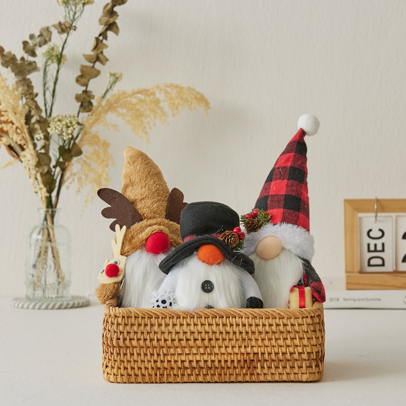 Dekorative Zwergen- und Weihnachtsfiguren aus Stoff