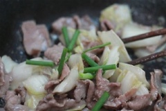 Xào trên lửa to đến khi thịt bò vừa chín tới thì cho hành lá vào, nêm thêm 1/3 muỗng cà phê muối, 1 muỗng cà phê bột ngọt, đảo đều cho thấm gia vị rồi tắt bếp.