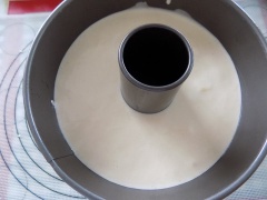 Đổ hỗn hợp bánh bông lan vani vào khuôn có thoa bơ. Làm nòng lò nướng trước 20 phút ở nhiệt độ 140 độ C. Cho khuôn bánh vào ngăn giữa lò và nướng 40 phút là bánh chín. Tắt lò lấy bánh ra, thả nhẹ khuôn bánh lên bàn. Chờ bánh hơi nguội mới nhẹ nhàng lấy bánh ra khỏi khuôn. Với cách làm bánh bông lan vani này, bạn đã hoàn thành chiếc bánh bông lan hương vani thơm lừng rồi đó.