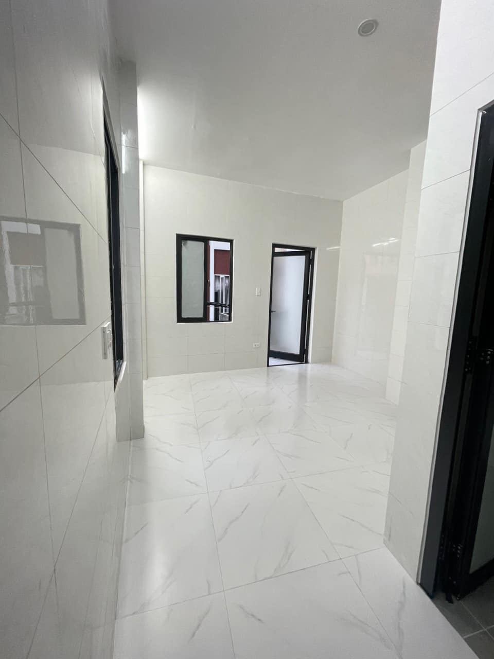Cho thuê trọ mới, được ốp gạch full tường, sạch sẽ  1