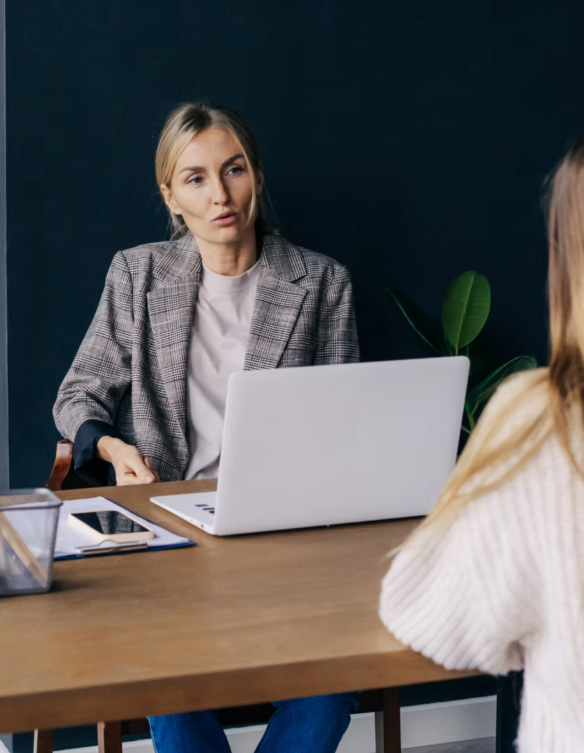 Femme pratiquant la respiration et la relaxation sophrologique pour gérer l'hyperacousie