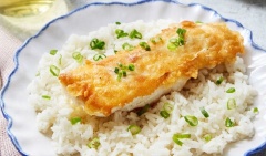 Tempura là món ăn của người Nhật Bản, gồm các loại hải sản, rau, củ tẩm bột mì, được rán trong dầu ăn. Hôm nay, mình sẽ hướng dẫn bạn cách làm tempura cá chiên giòn, ăn kèm salad tươi ngon, thanh mát.
